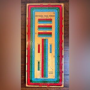 Continuous track cribbage board